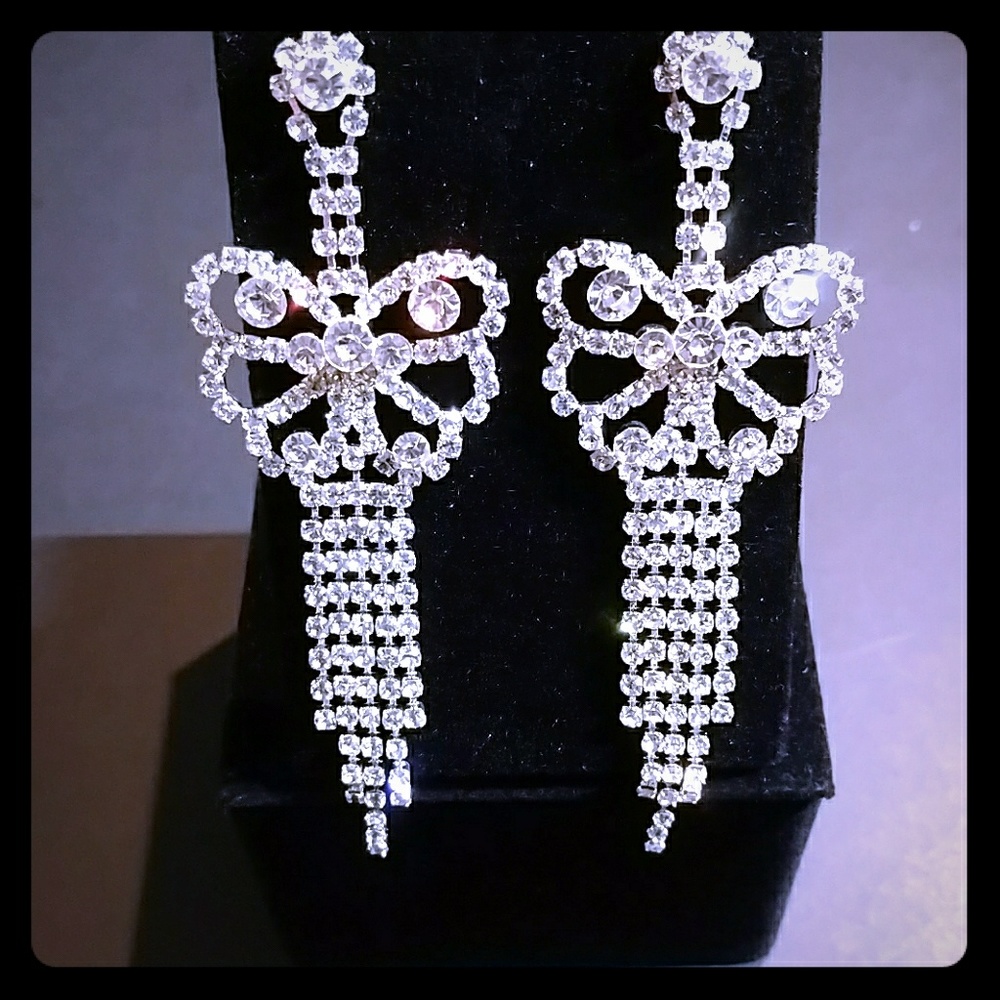 TOI COLLECTION DANGLING EARRINGS